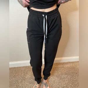 FIGS Scrubs - Rafaela Oversized top paired with Zamora Joggers